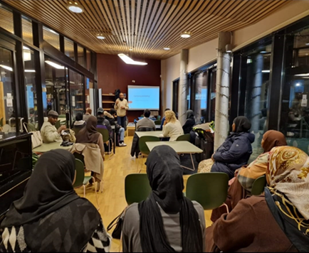 Tusmo - samling av mennesker innendørs