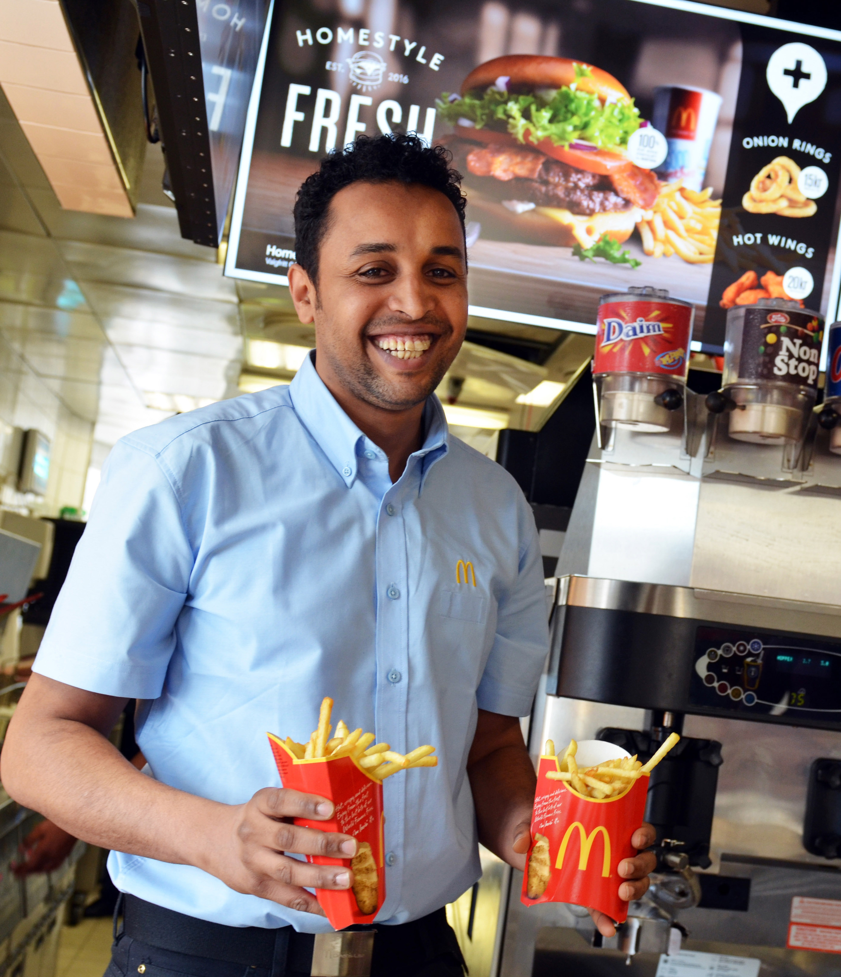 Million Kiros på på jobb i McDonald's. Foto: Marie Hatlevoll/Agderposten